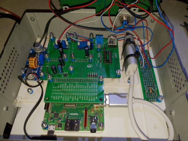 Modyfikacja radia oraz integracja Raspberry Pi z szyną CAN-BUS w samochodzie.