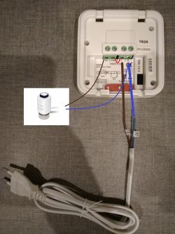 Podłączenie urządzenia z zaznaczonym na czerwono mostkiem elektrycznym.
