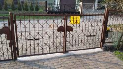 Jak wybrać odporny napęd do bramy dwuskrzydłowej? Wymiary i budżet.