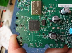 Zbliżenie na płytkę PCB z widocznym procesorem R5F10DPGJ i układami elektronicznymi.