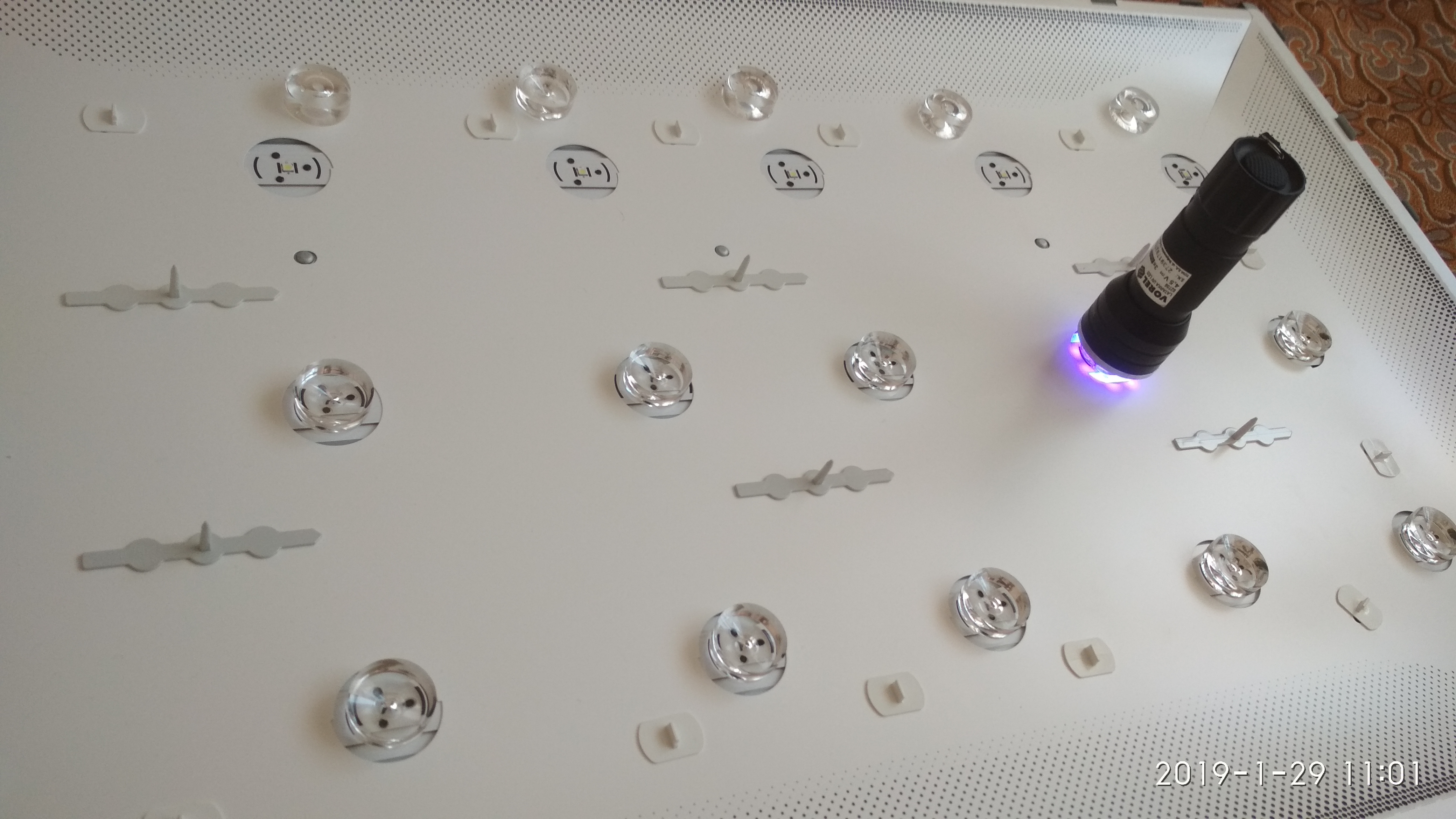 Приклеить линзы на телевизоре. Приклеить линзы на телевизоре. Биксеноновая линза в фару мотоцикла. Приклеить линзы на телевизоре. Клей для линз led подсветки телевизоров.