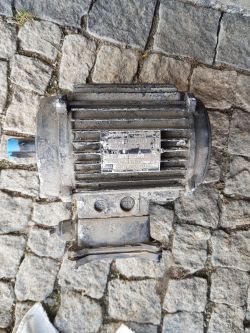 Pomoże ktoś odczytać moc silnika elektrycznego z tabliczki