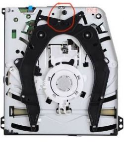 PlayStation 4 Slim - Luźna sprężynka po czyszczeniu konsoli