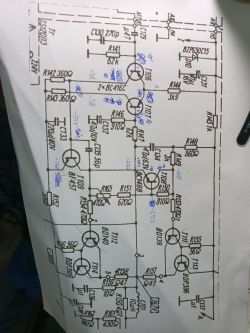 Schemat obwodu elektronicznego z zaznaczeniami długopisem.