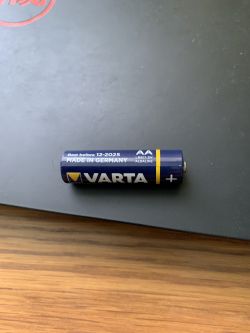 Bateria alkaliczna Varta AA 1.5 V na czarnym tle