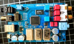 Płytka USB DAC CM6631A z kondensatorami Wima i gniazdami RCA na niebieskim PCB