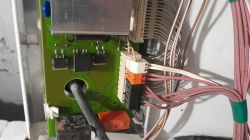 Moduł elektroniczny pralki z podłączonymi przewodami i widocznymi przekaźnikami
