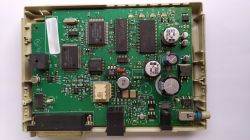 Wnętrze urządzenia elektronicznego z płytką PCB i komponentami takimi jak kondensatory i chipy.