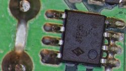 Zbliżenie na układ scalony LD7536R na zielonej płytce PCB z widocznymi połączeniami lutowanymi.