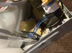 Zamontowane nowe trafo w urządzeniu elektronicznym.