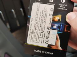 Packaging of Smart Bulb C3009 with information label and a phone image.