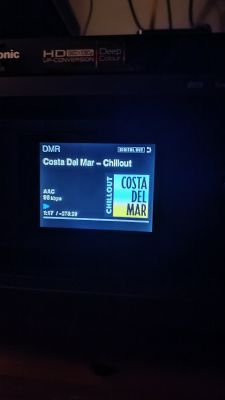 Wyświetlacz urządzenia audio z informacją o odtwarzanej muzyce Costa Del Mar - Chillout.