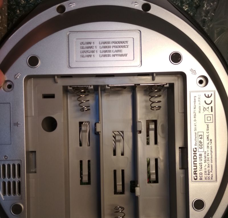 Widok komory baterii radia Grundig RCD 1445 USB od spodu, z widocznymi sprężynami i oznaczeniami producenta.