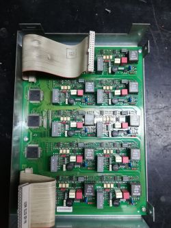 Zdjęcie ukazuje płytkę drukowaną z komponentami elektronicznymi i podłączonymi taśmami.