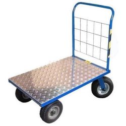Czterokołowy wózek transportowy z metalową platformą i uchwytem.
