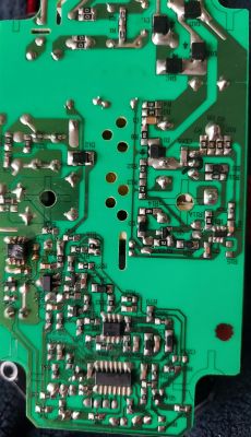 Płytka PCB ładowarki Meec Tools z widocznym układem oznaczonym jako Q10 przy złączu akumulatora.