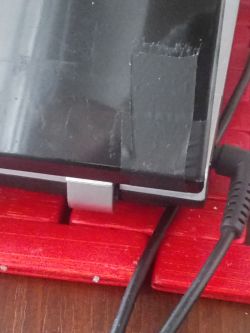 Laptop nie wchodzi w stan uśpienia po zamknięciu pokrywy - problem z zawiasem i przewodem