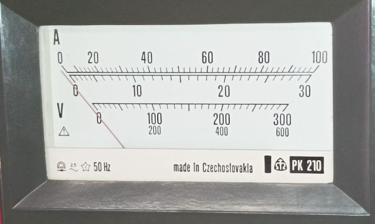 Skala analogowego miernika cęgowego PK 210 z podziałką A/V i napisem „made in Czechoslovakia”