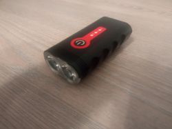 Ladowanie latarki rowerowej daozhimei 8000lm - świeci tylko pod ładowaniem