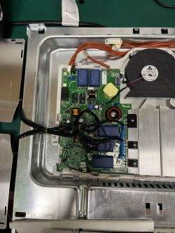 Wnętrze płyty indukcyjnej Whirlpool WL S8560 AL z widocznymi elementami i okablowaniem.