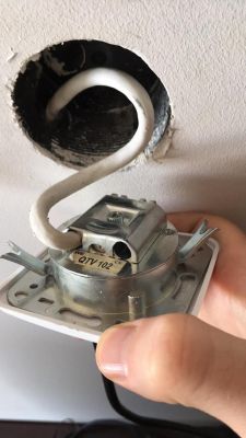 Montaż gniazda r TV w puszce w ścianie, metalowe łapki, haki, co robić.