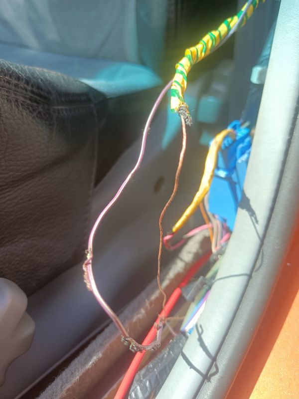 Uszkodzone przewody elektryczne w samochodzie.