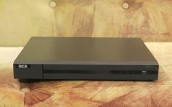 Rejestrator BCS-B-XVR1602 stojący na brązowym tle