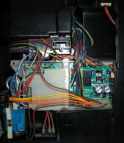 Elektronika ekspresu Jura Impressa Z9 z widocznymi przewodami i układami elektronicznymi.