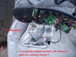 Zdjęcie tylnej lampy samochodowej z wymienionymi standardowymi żarówkami.