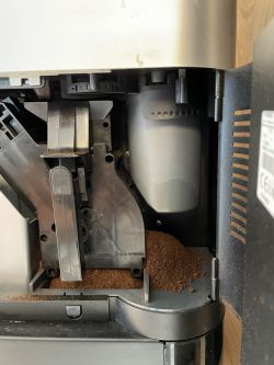 Saeco Aulika SUP040RB - Wewnątrz pozostaje dużo zmielonej, niezaparzonej kawy