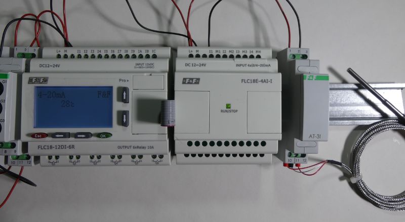 Sterownik programowalny PLC F&amp;F oraz moduły podłączone do przewodów, termopara po prawej stronie.