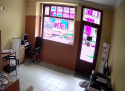 Kamer hikvision - różowy obraz na oświetlonych polach