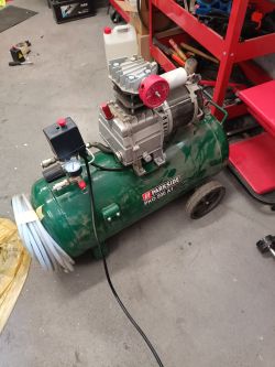 Kompresor Parkside PKO 500 A1 w warsztacie.