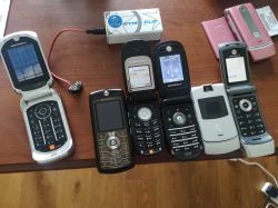Stare telefony Motorola na sprzedaż, w tym modele E1070, L7, V220, V235, W377 i V3.