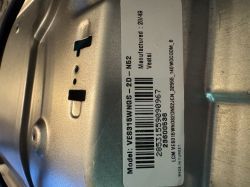 Etikett mit Barcode und Modellangabe auf Metalloberfläche