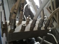 Metalowy rozgałęźnik sygnałowy z kilkoma podłączonymi przewodami.