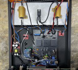 Wnętrze urządzenia z PCB, Arduino Nano, przekaźnikami i rezystorami mocy na aluminiowym radiatorze