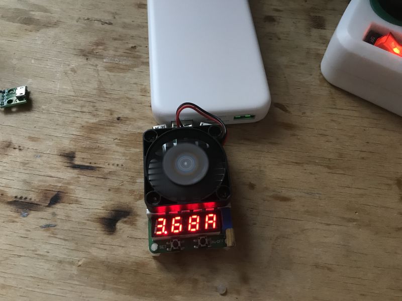 Powerbank z testerem napięcia USB na drewnianym stole
