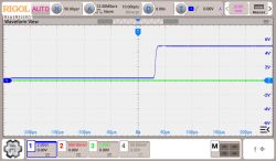 Zrzut ekranu oscyloskopu Rigol z przebiegiem skokowym: niebieski sygnał rośnie do ok. 5–6 V przy 50 µs