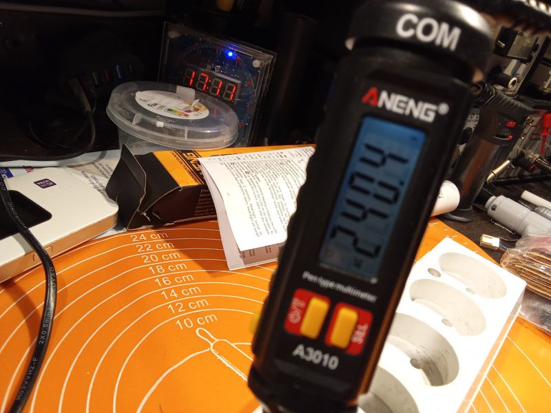 Miernik wielofunkcyjny A3010 firmy ANENG z wyświetlaczem LCD.