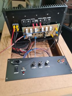 Widok na tył skonstruowanego subwoofera DIY z elektroniką i panelem sterującym.