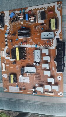 Płytka drukowana z komponentami elektronicznymi do telewizora.