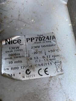 Siłowniki Nice PP7024/A: Brama skrzydłowa otwiera się nieprawidłowo - sekwencje działania