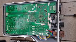 Płyta obwodów drukowanych z widocznymi ścieżkami i komponentami elektronicznymi w aluminiowej obudowie.