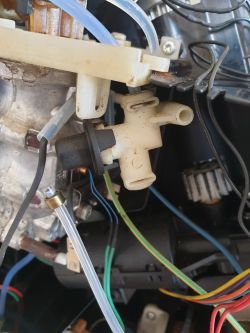 Ekspres AEG CF100 - podczas spieniania zawsze zapowietrza się