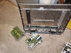 Wnętrze rozłożonego telewizora plazmowego z widocznymi płytami elektronicznymi.