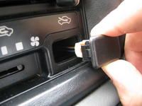 Suzuki Jimny 1.3 1998 - funkcja zaślepki z przewodami na panelu dmuchawy?