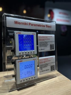 Dwa mierniki parametrów sieci Relpol RMM-683 i RMM-483+ na przezroczystym stojaku