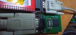 Adapter i układ scalony z podłączonymi kablami.
