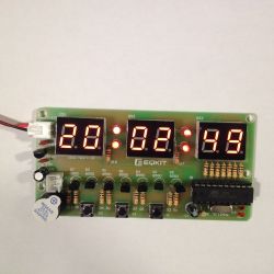 Elektroniczny zegar na wyświetlaczach LED z sekundnikiem i alarmem